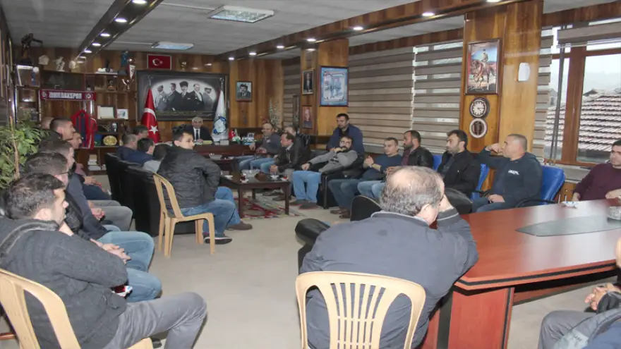 Maden işçisi sendikasından bilgi alıyor...