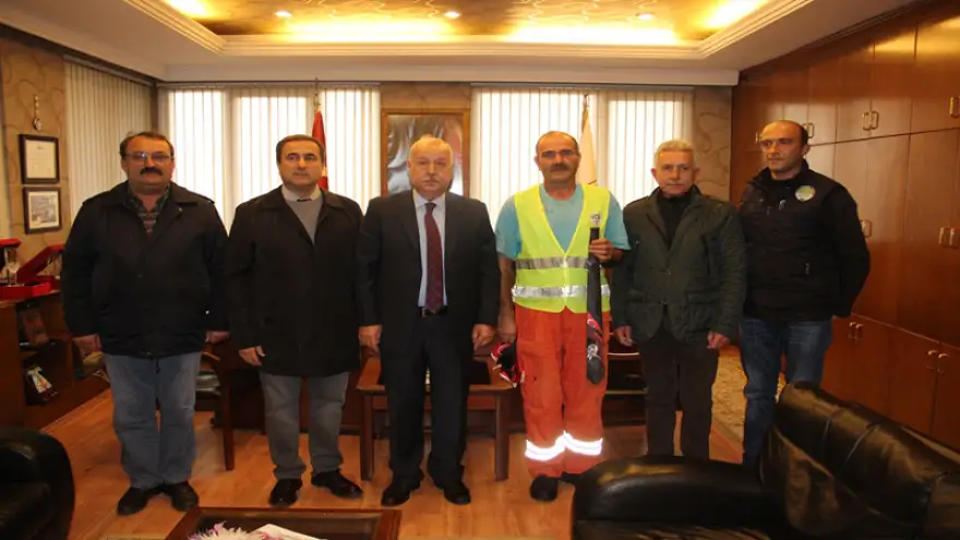 Akdemir, Atatürk kravatı ve fular armağan etti