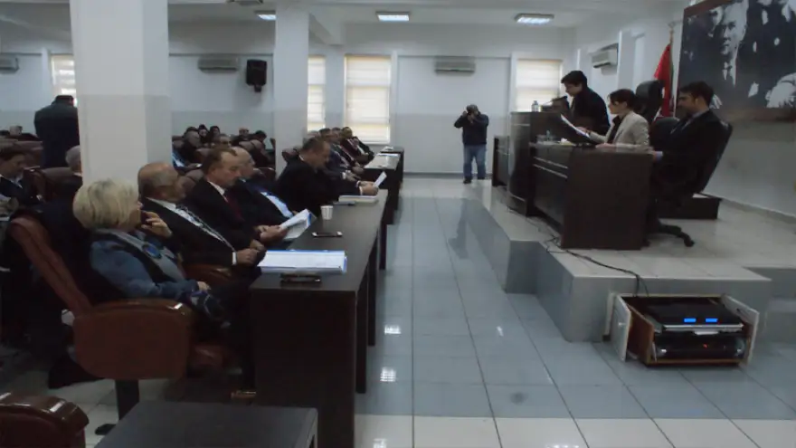 Meclis yine “aç kapa” yaptı
