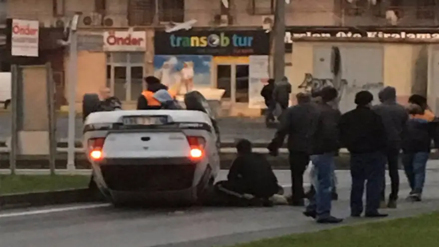 Otomobil ters döndü, sürücüyü itfaiye ekipleri çıkardı