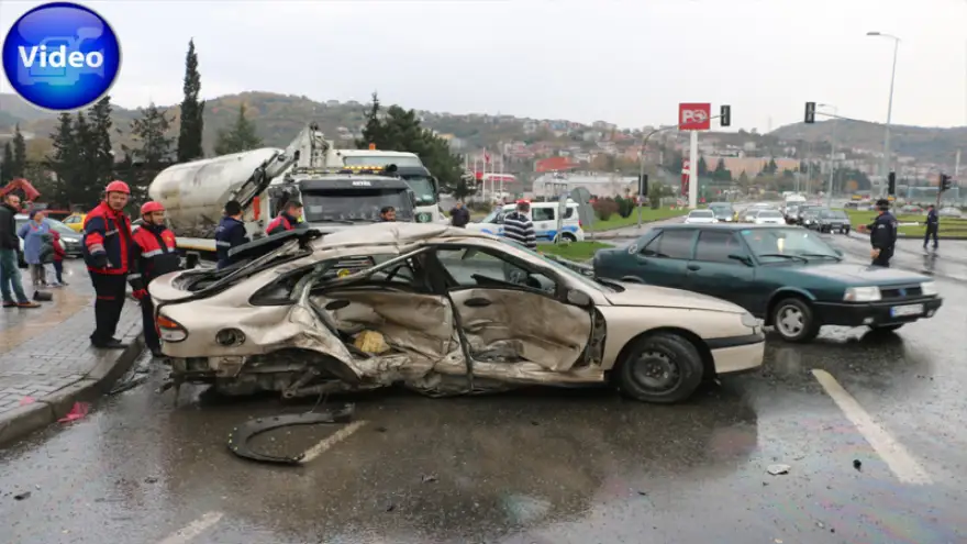 Kamyonet ile otomobil çarpıştı; 2'si ağır 5 yaralı var