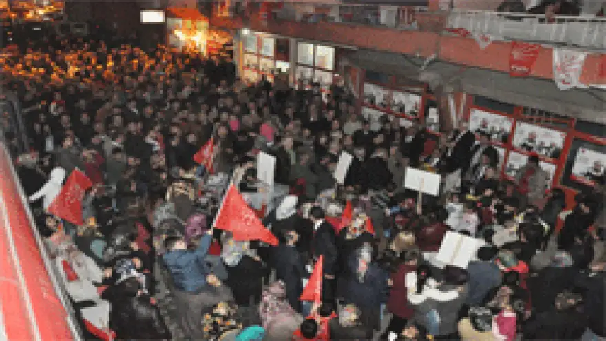 MAHALLELER EVLADINI BAĞRINA BASIYOR 