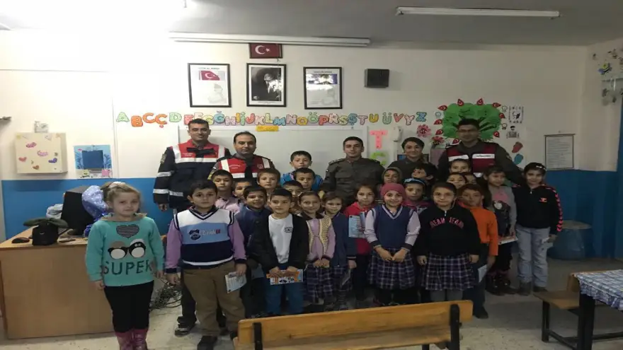 Jandarma timleri öğrencileri bilgilendiriyor…