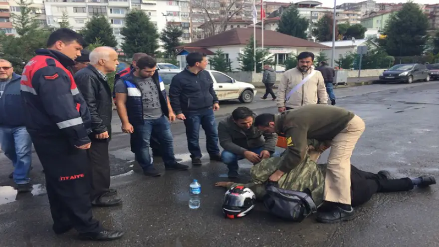 Motosiklet devrildi, otomobilin altına girdi..
