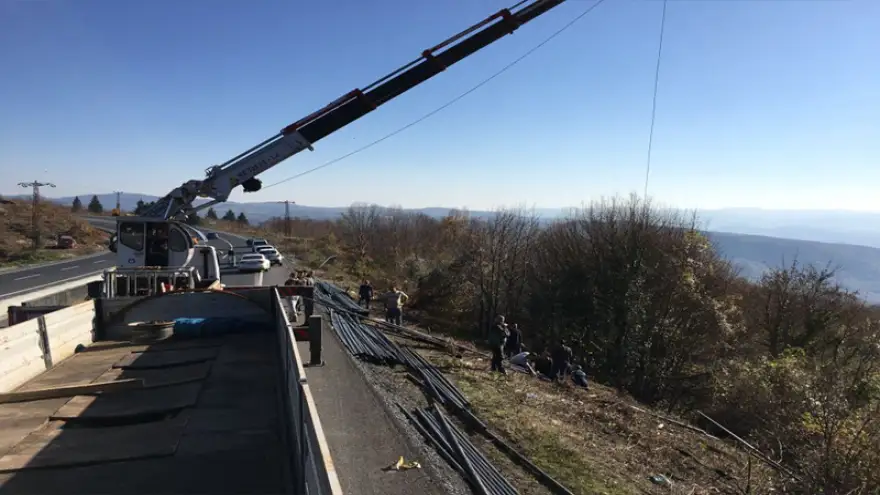 Çevreye saçıldı, vinç ile toplandı…