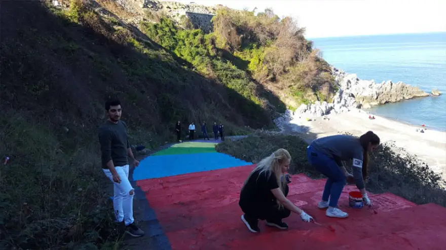 Öğrenciler merdiven boyadı
