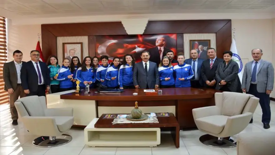 Şampiyon kızlara ödülleri verildi..