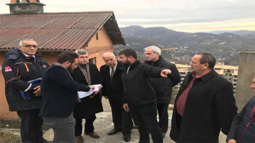 Vali Çınar, heyelan bölgesinde incelemelerde bulundu