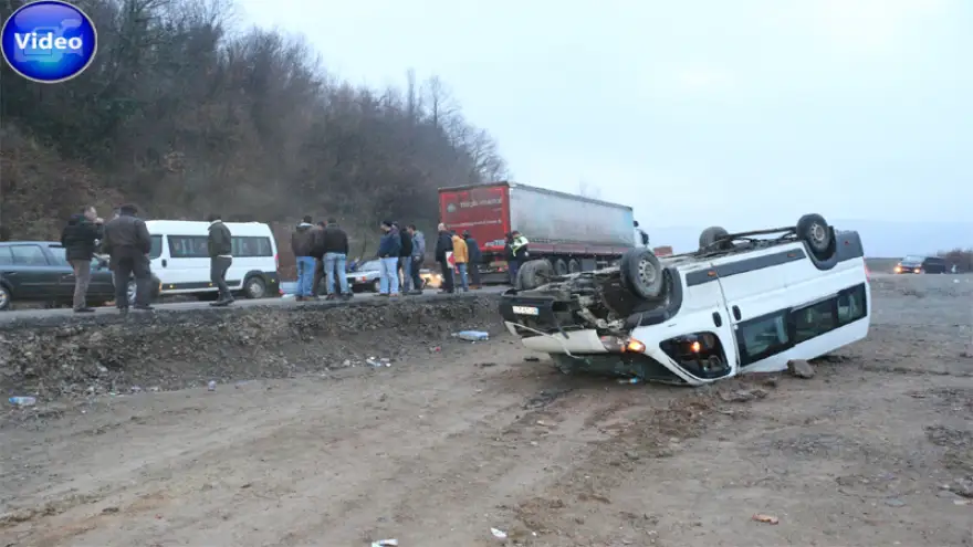 İşçi servisi devrildi; 1’i ağır 23 yaralı var…