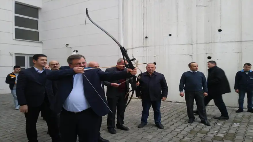 Çaturoğlu, geleneksel oklar ile atış yaptı