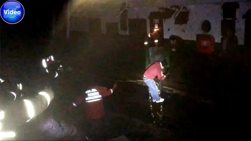 İtfaiye, 12 mürettebatı gemiden kurtardı..