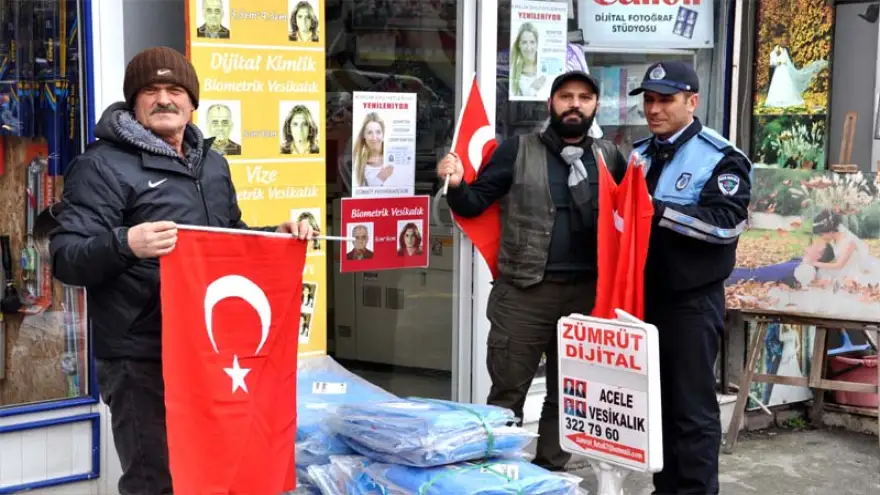 Zabıta, Mehmetçiğe destek için bayrak dağıttı..
