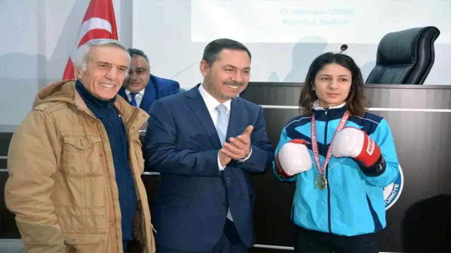 Şampiyon boksör ve antrenörünü ödüllendirildi