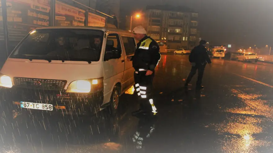 Vatandaşın huzuru için yağmuru aldırış etmediler...