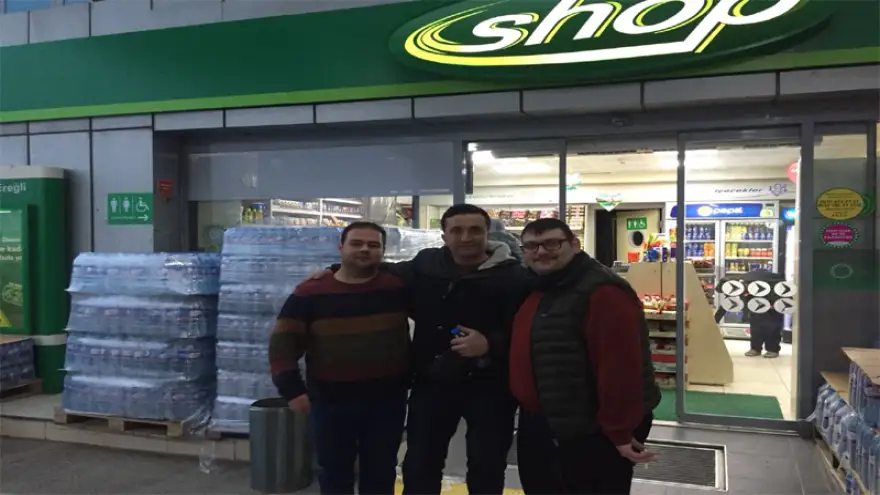 Para dolu çantayı sahibine teslim etti