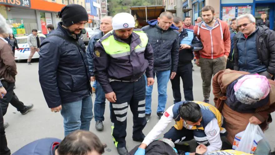 Otomobil yaşlı kadına çarptı