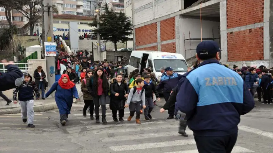 Zabıta ekipleri, okul önlerinde göreve başladı…