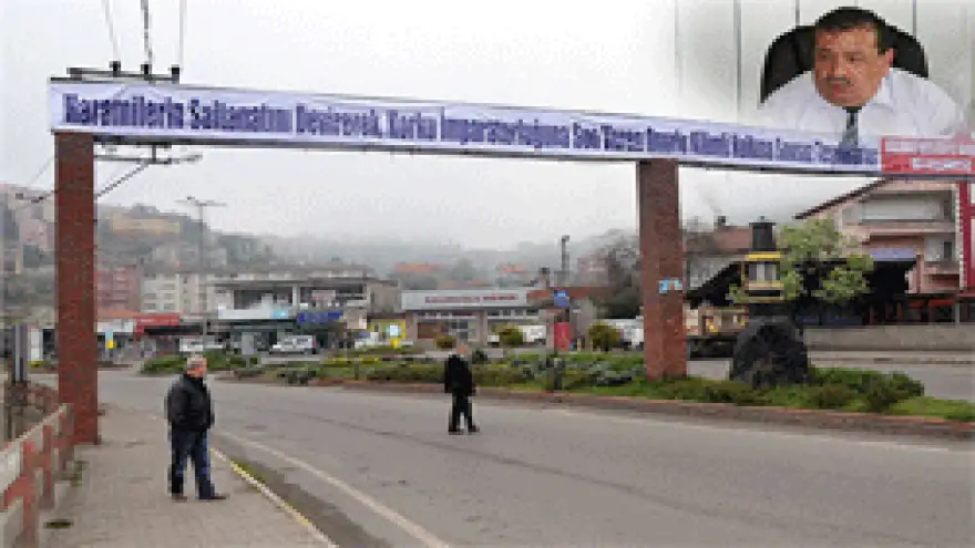 İLÇE GİRİŞİNE HARAMİLİ AFİŞ ASTI