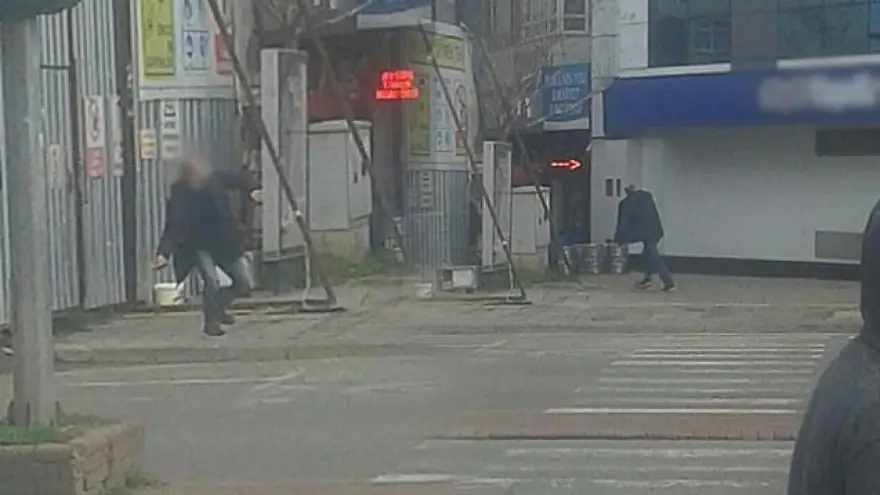 Bankanın camlarını kırdı… Kaçtı…