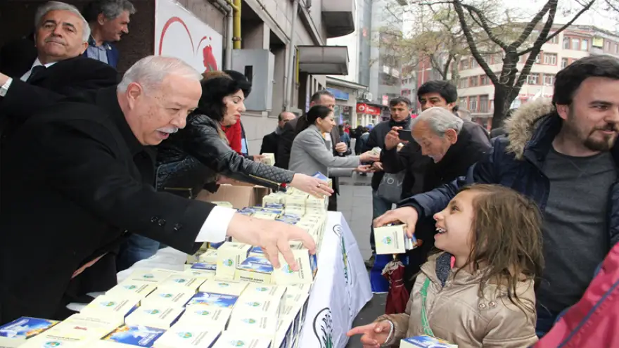 Akdemir, vatandaşlara kandil simidi dağıttı