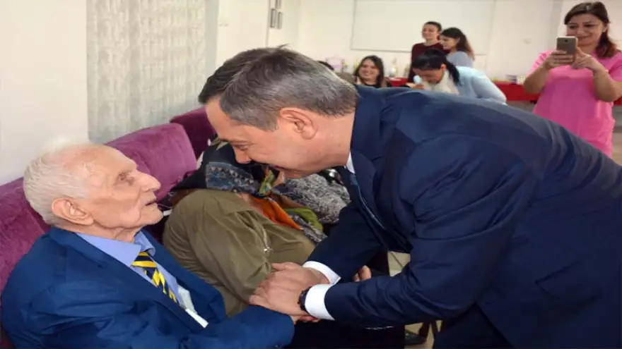 Başkan Uysal, huzurevini ziyaret etti