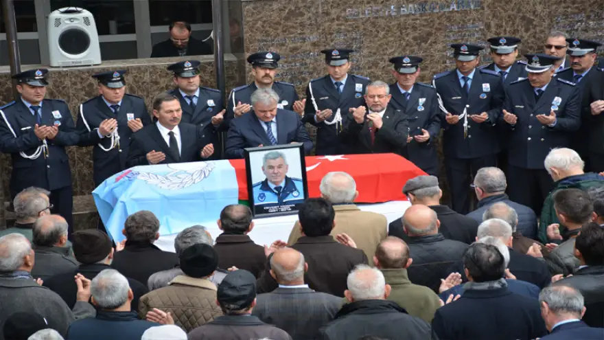 Cevdet Yaman için belediye önünde tören..