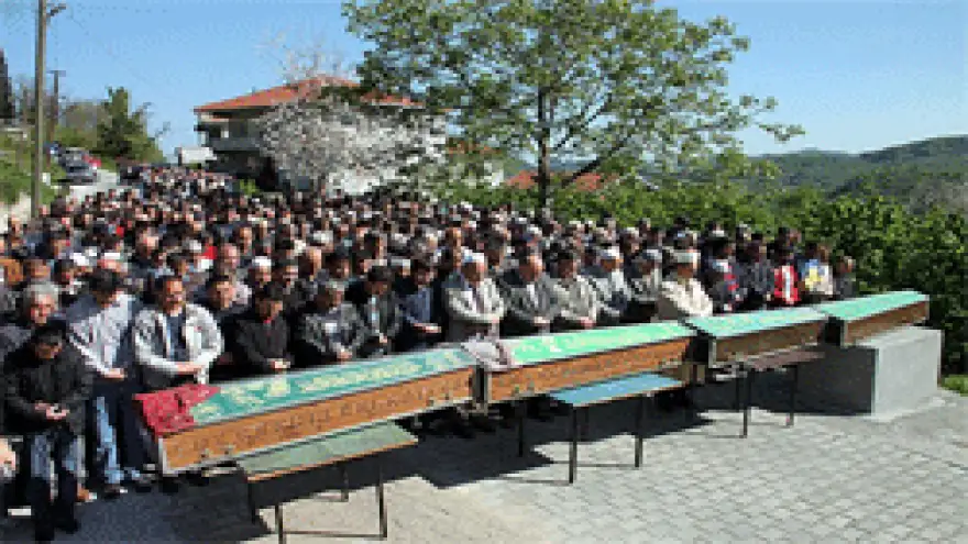4 CENAZE KILINAN CENAZE NAMAZININ ARDINDAN TOPRAĞA VERİLDİ