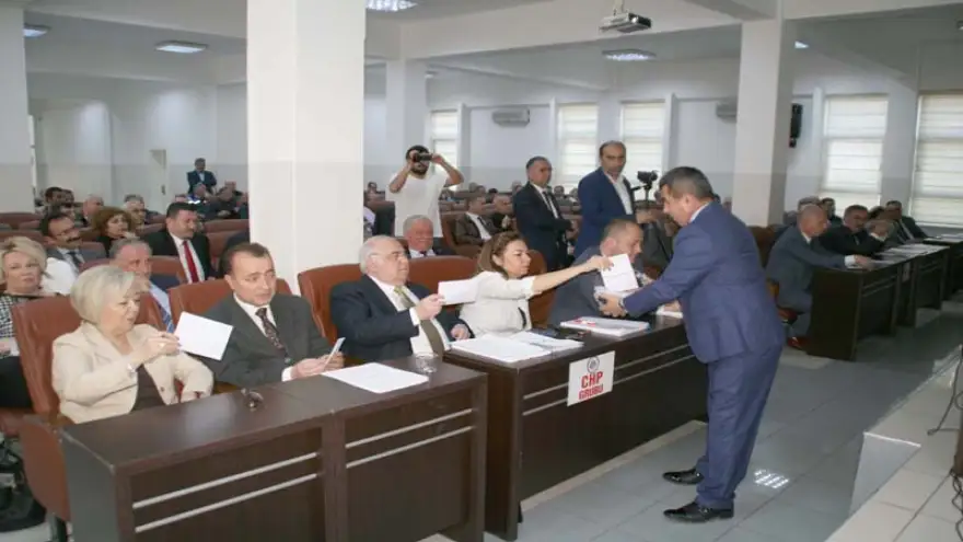Belediye meclisinde seçim ve tartışma günü…