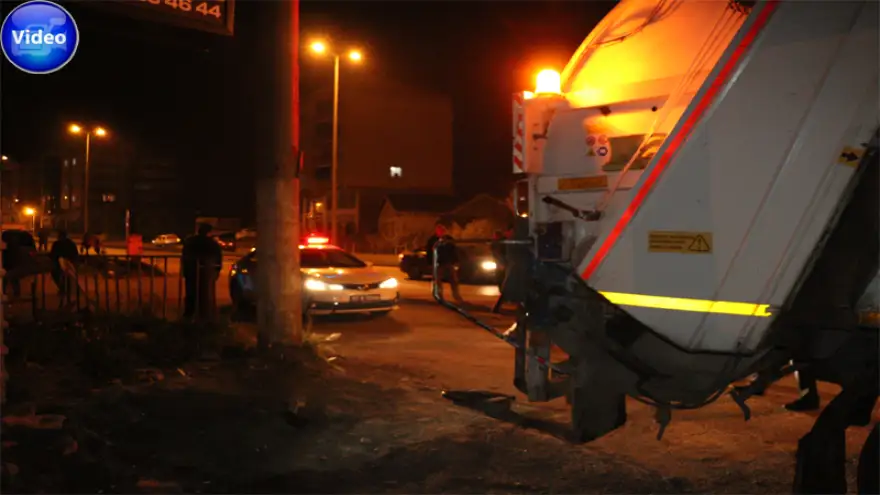 Kamyon ile direk arasında sıkıştı…