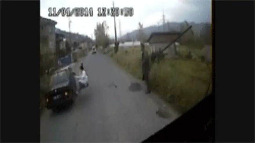 KIZINA KOŞAN ANNEYE OTOMOBİL ÇARPTI