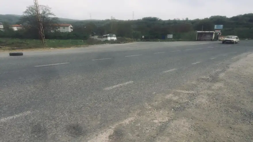 Kopan lastik otomobili geçti!...
