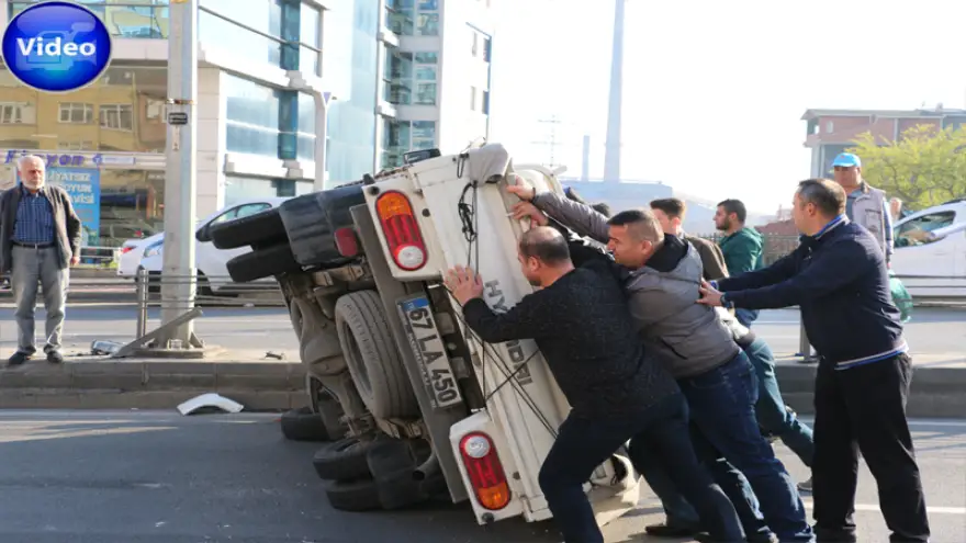 Devrilen kamyoneti düzeltti… Marşa basıp gitti…