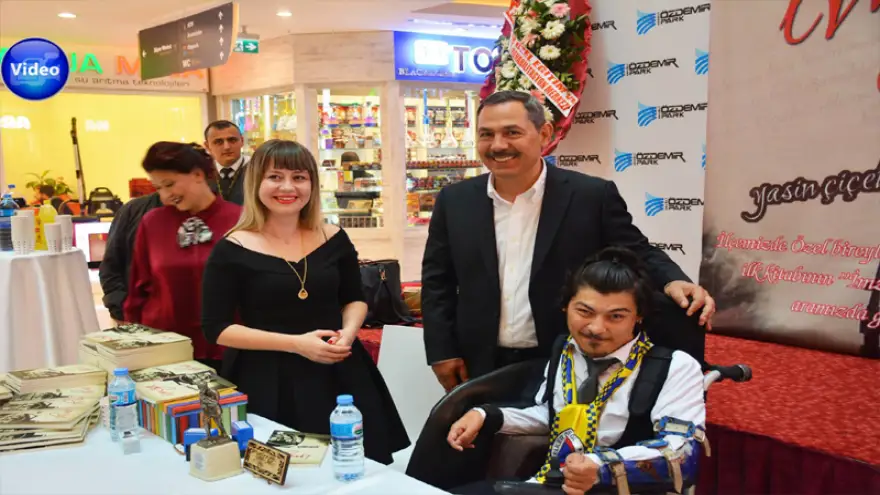 Kardeşinin mısralarını gözyaşları ile dinledi