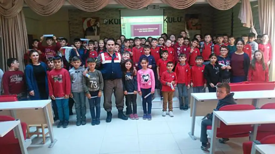 Jandarma Timleri bu sefer çocukları bilgilendirdi...