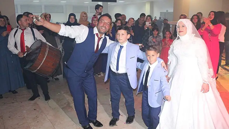 Beyaz gelinliğini 13 sene sonra giydi...
