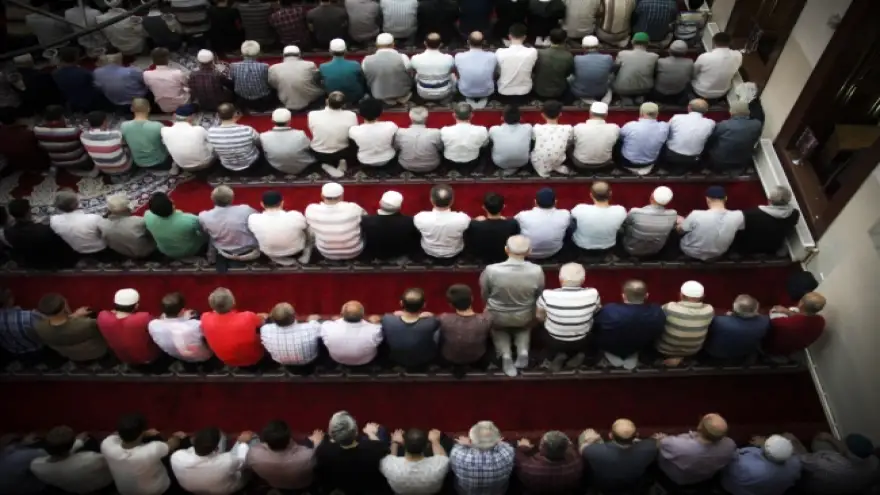 Vatandaşlar ilk teravih için camileri doldurdu