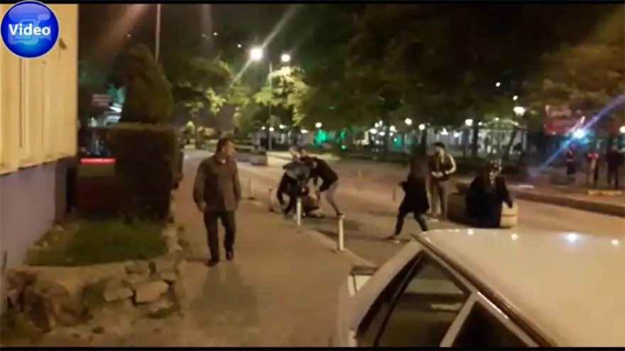 Laf atma tartışmasında tekmeler havada uçuştu…