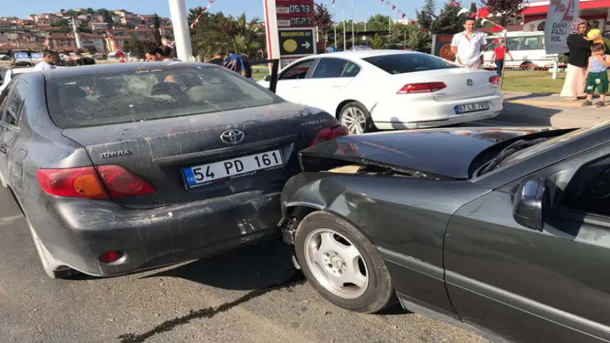 Duramadı, araçları birbirine kattı…