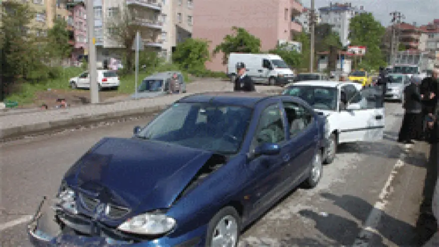 EREĞLİ'DE ZİNCİRLEME KAZA:1 YARALI