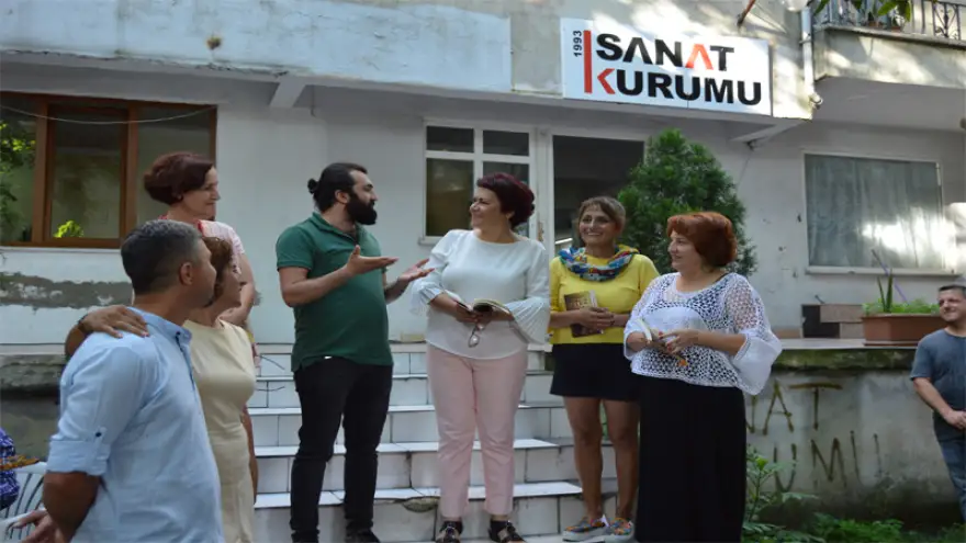 Güleryüz, otuz gün'ü okurları için imzaladı