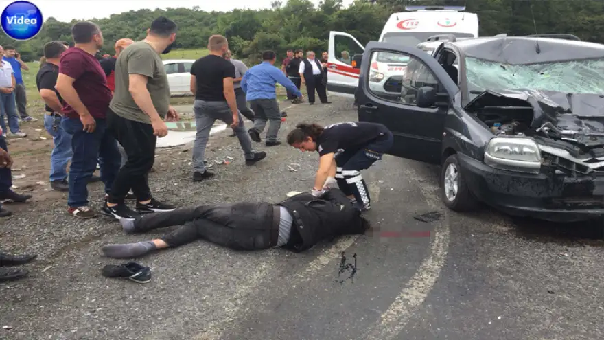 Motosikletle kamyonet çarpıştı, biri ağır 3 Yaralı..