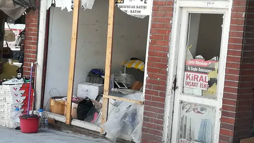 Dükkanın camlarını kırdılar