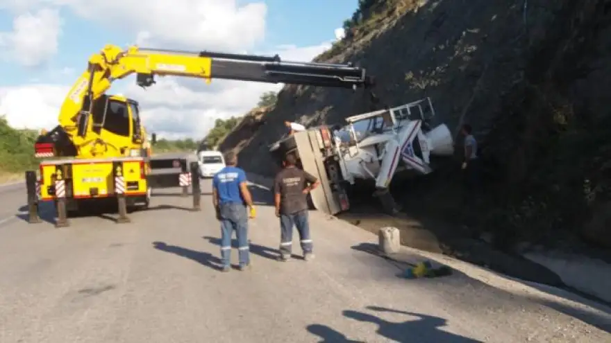 Beton mikseri devrildi