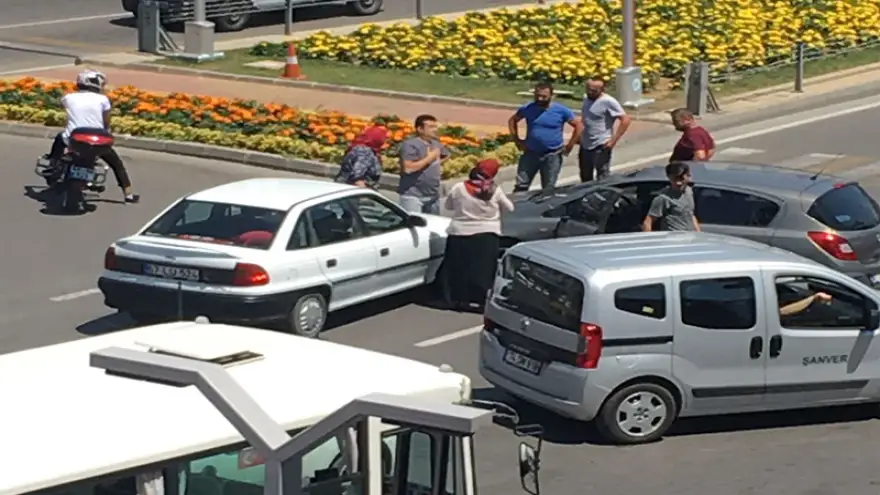 Çarpıştılar, yolu trafiğe kapattılar...