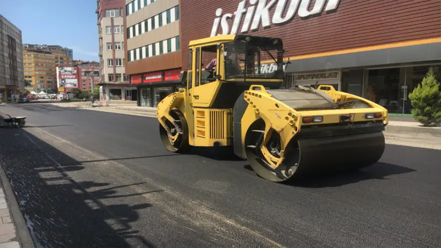 Acılık Caddesi’nde sıcak asfalt çalışmalarına başladı