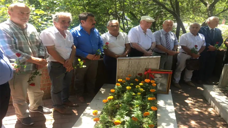 Öztek, mezarı başında anıldı