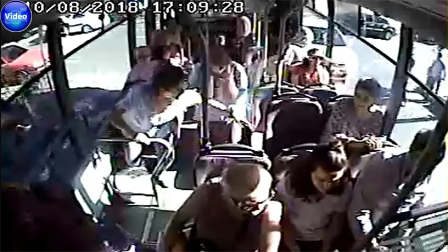 Ambulansı beklemedi, bayılan kadını hastaneye yetiştirdi…