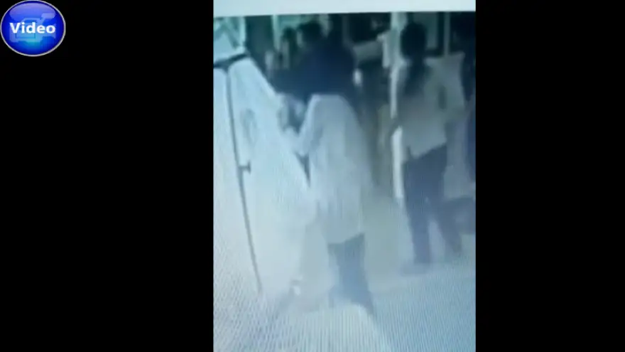 Sağlık çalışanına saldırı anı 