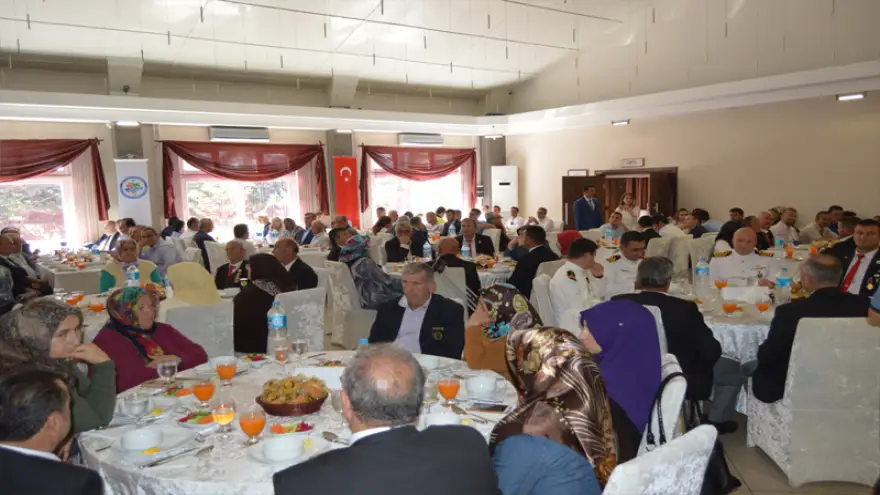 Başkan Uysal, gazi ve aileleriyle bir arada…