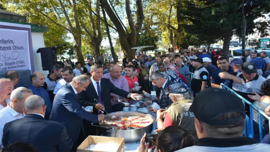 3 bin kişiye aşure dağıtıldı